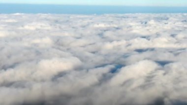 Bulutların üzerinde uçaktan görüntüleme