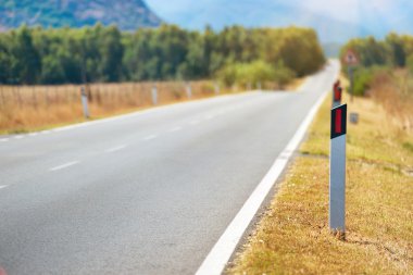 Karayolu üzerinde yol direği.
