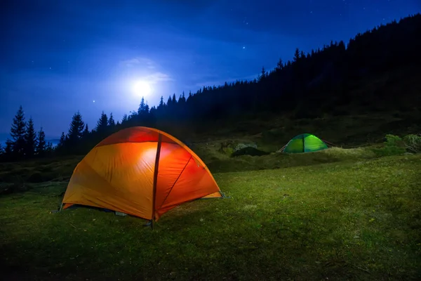 Namioty w lesie — Zdjęcie stockowe