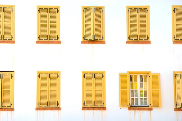 Windows with shutters — Stock Photo, Image