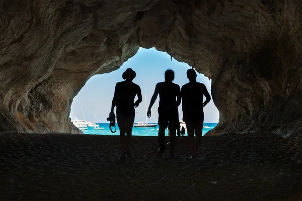 Pessoas na caverna — Fotografia de Stock