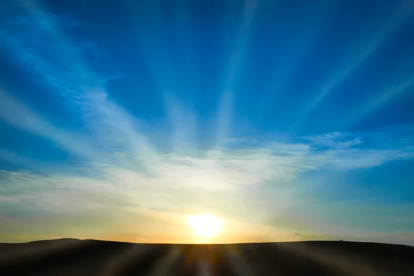 Sol saliendo en el cielo azul —  Fotos de Stock