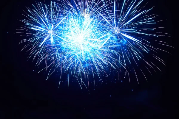 Fuegos artificiales de colores azules —  Fotos de Stock