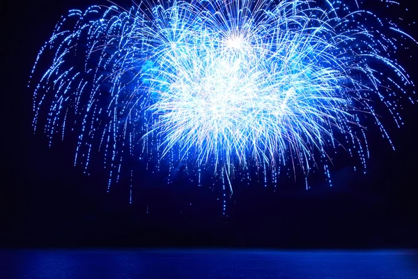 Coloridos fuegos artificiales navideños — Foto de Stock