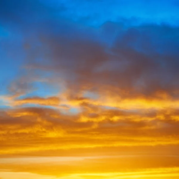 Dramatisk himmel bakgrund — Stockfoto