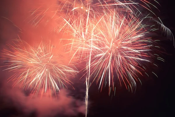 Fuochi d'artificio di festa colorati rossi — Foto Stock