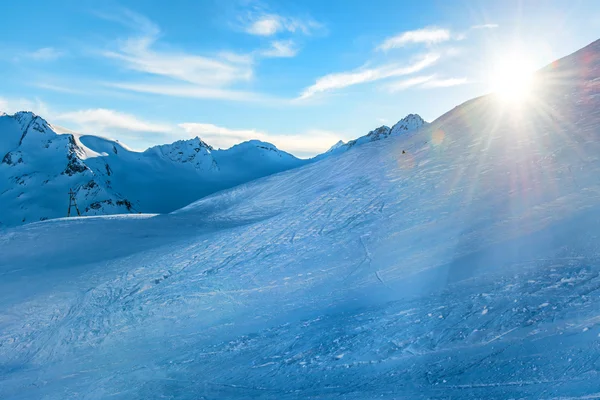 Montagne innevate blu — Foto Stock