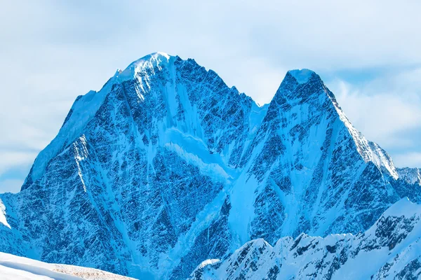 Montañas azules nevadas —  Fotos de Stock