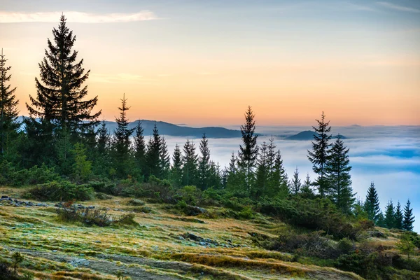 Paisagem com nuvens e montanhas — Fotografia de Stock