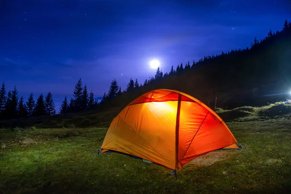 Barraca de acampamento laranja iluminado — Fotografia de Stock