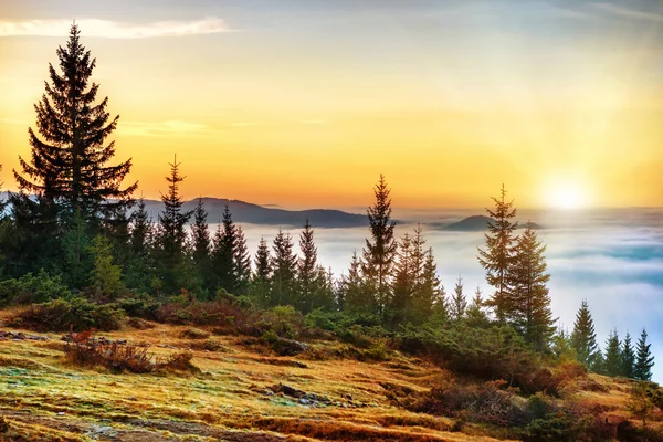 Landschaft mit Wolken und Bergen — Stockfoto