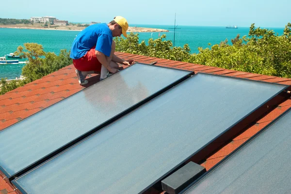 태양 전지 패널을 설치 하는 노동자 — 스톡 사진