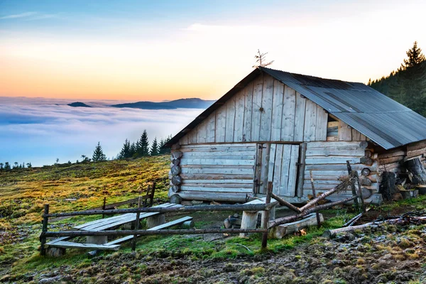 Altes Haus vor schöner Natur — Stockfoto