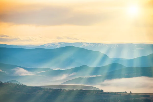 Montañas azules cubiertas de niebla — Foto de Stock
