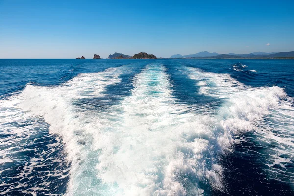 Vagues sur la mer derrière le bateau — Photo