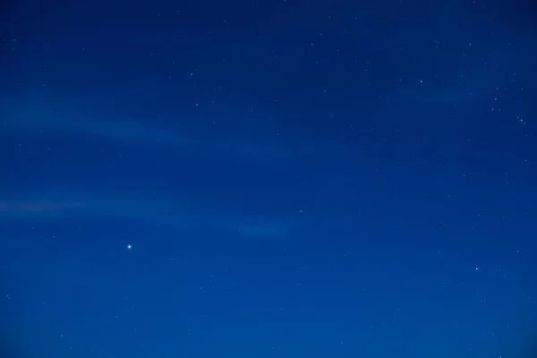 Blauwe donkere nachtelijke hemel — Stockfoto