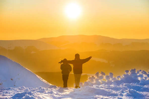 Menschen, die in winterlichen Bergen wandern — Stockfoto