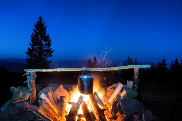 Kochen von Essen in Topf in Flammen — Stockfoto