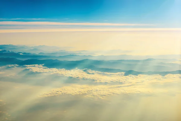 Vista desde el avión hasta la puesta del sol — Foto de Stock