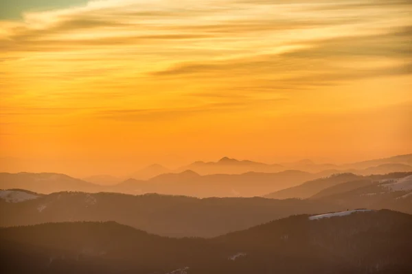 Tramonto sulle montagne invernali — Foto Stock