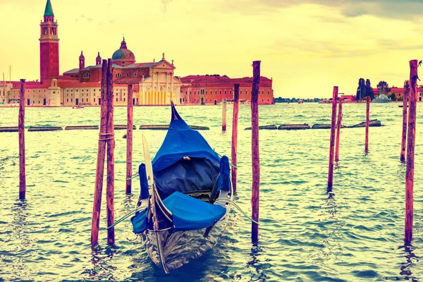 Гондола на закате в Венеции — стоковое фото