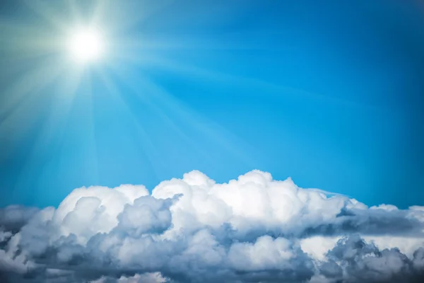 Nubes blancas y sol brillante — Foto de Stock