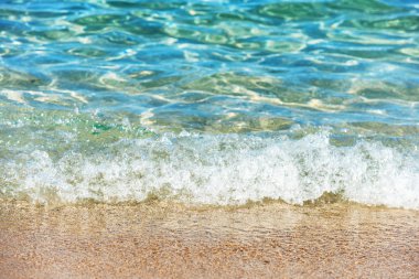 kum ve mavi deniz suyu temizleyin