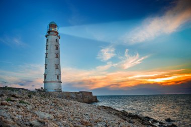 Deniz feneri projektör ışını
