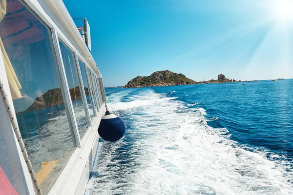 Waves on blue sea behind the boat — Stock Photo, Image