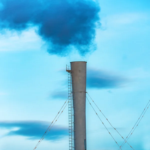 Fumée toxique noire industrielle — Photo