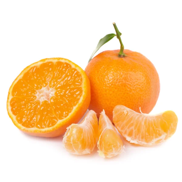 Pomarańczowy mandarynki z zielonych liści i — Zdjęcie stockowe