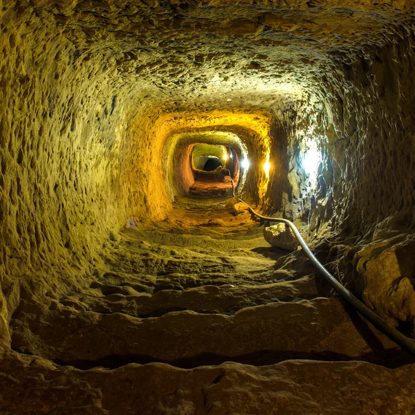 Túnel com paredes feitas de pedra — Fotografia de Stock