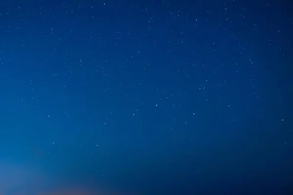 Biru gelap langit malam dengan banyak bintang — Stok Foto