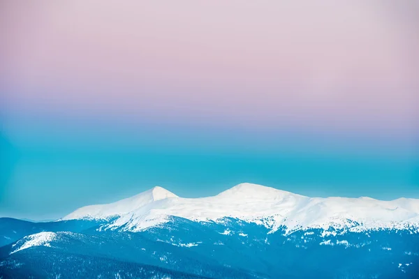 Puesta de sol en montañas de invierno —  Fotos de Stock