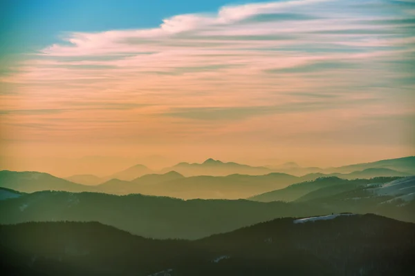 Zonsondergang in de winter bergen — Stockfoto