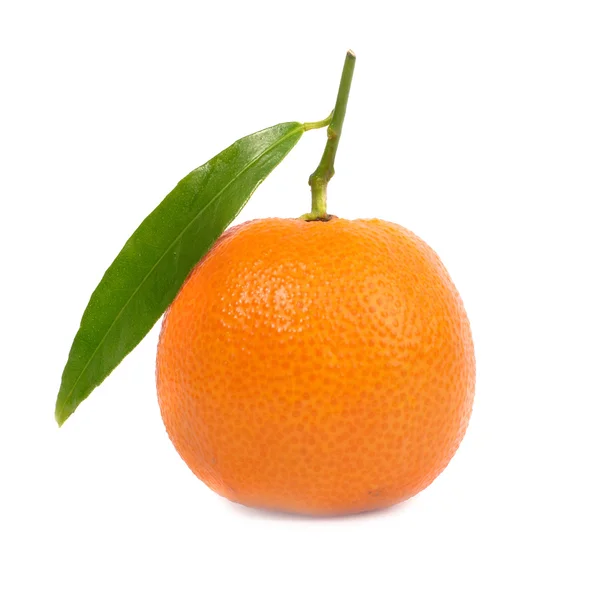 Mandarina naranja con hoja verde —  Fotos de Stock