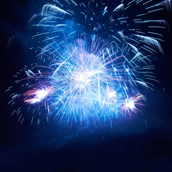 カラフルな花火は青い — ストック写真