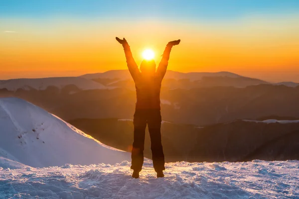 Vrouw op de top winter berg — Stockfoto
