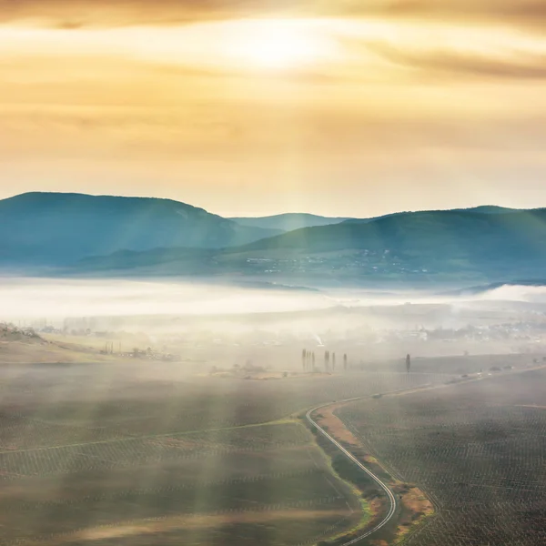 Montagnes bleues et route couverte de brouillard — Photo