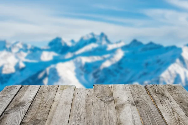 Mesa de madera a las montañas de invierno —  Fotos de Stock