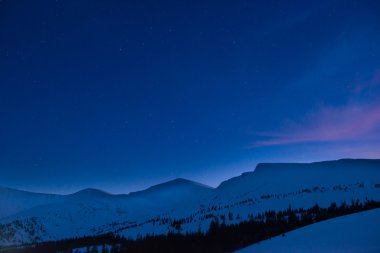 Gece parlayan yıldızlar altında dağlarda