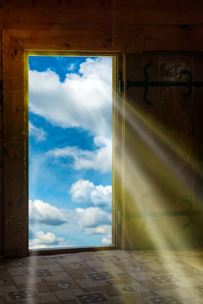 Luce del sole che splende attraverso la porta — Foto Stock