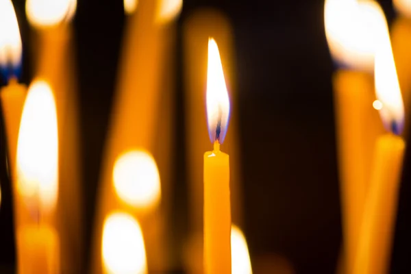 在教会里的蜡烛之光 — 图库照片