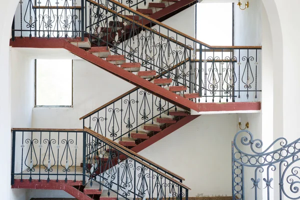 Rampa y escaleras dentro del edificio — Foto de Stock