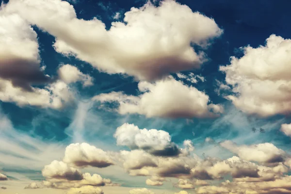 Vita fluffiga moln på blå himmel — Stockfoto