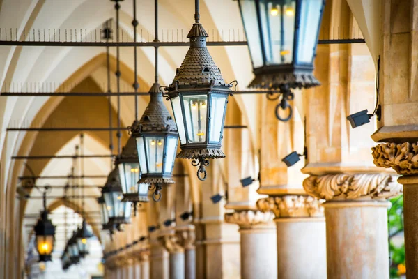 Passagem com linha de luzes — Fotografia de Stock