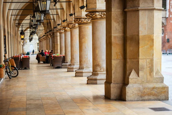 Pasaje de salón gótico con columnas —  Fotos de Stock