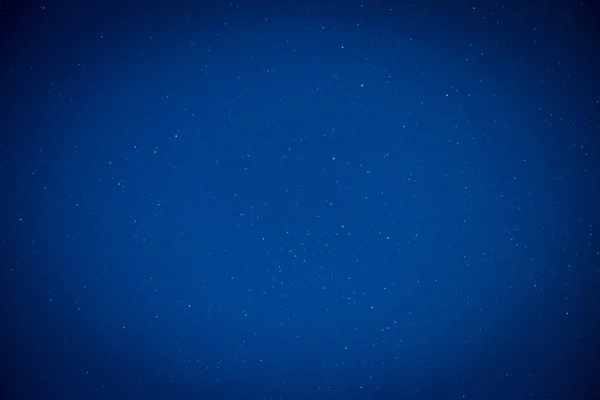 Ciel nocturne bleu avec de nombreuses étoiles — Photo