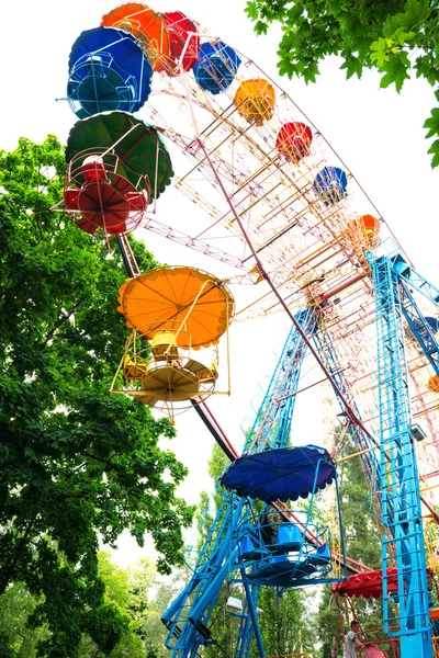 Rueda de la fortuna en parque verde —  Fotos de Stock