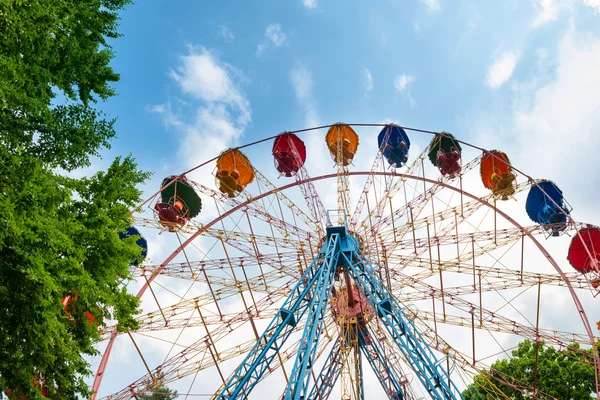 Ferris wheel in green park — Stock Photo, Image